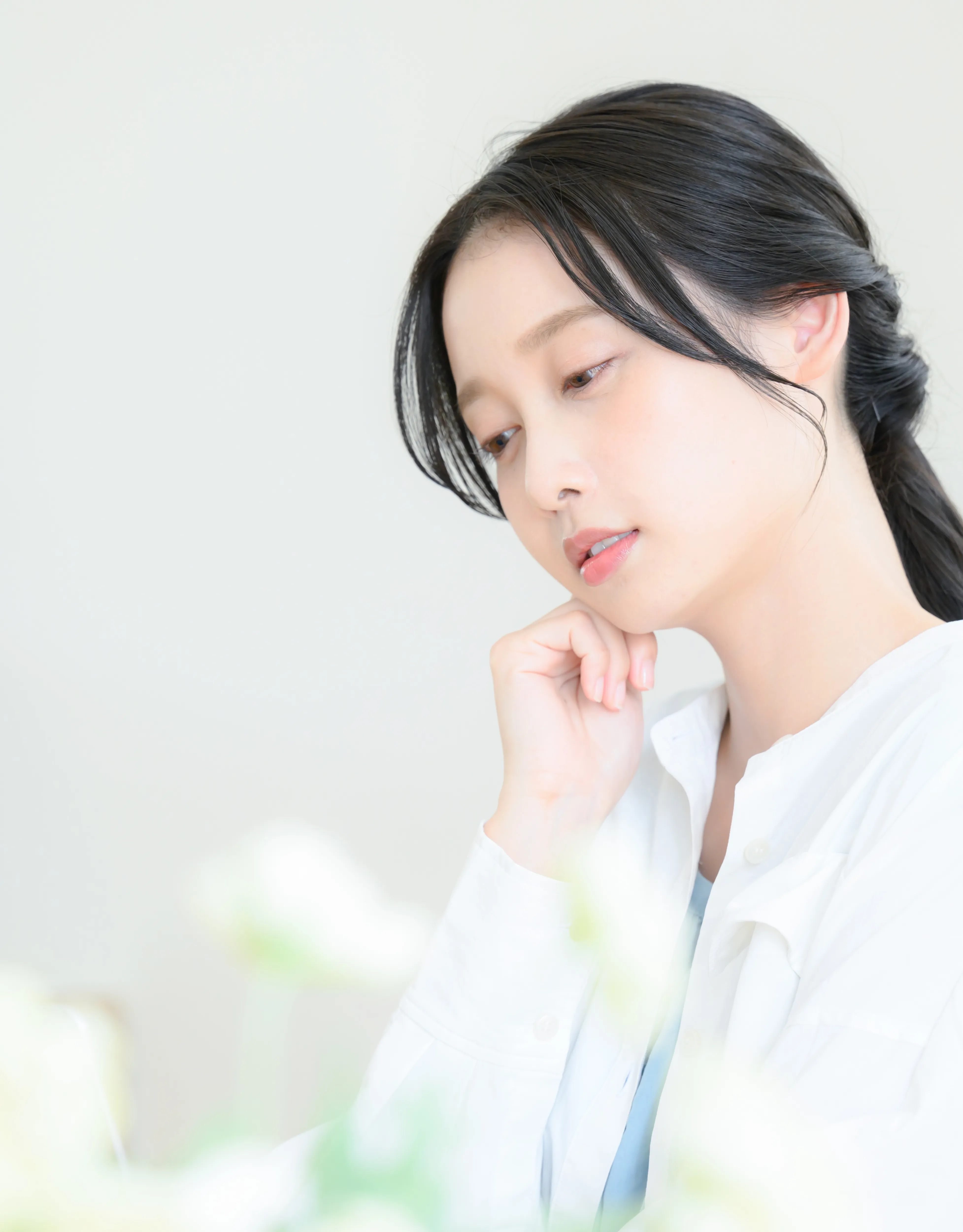 情報に触れながら思考する人物